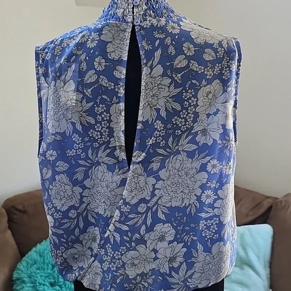 NWT Express Floral Periwinkle Sleeveless Top, Medium - Picture 4 of 9